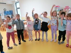 Dzieci z grupy Kropelki trzymające kółka w dłoni