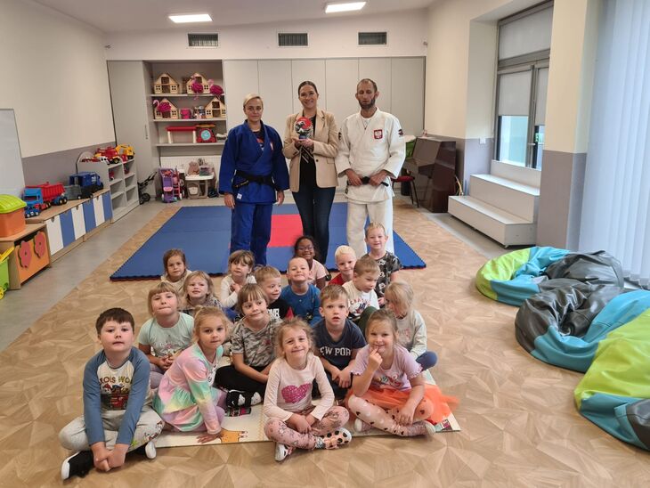 Pani wicedyrektor z trenerami JUDO i przedskolakamj