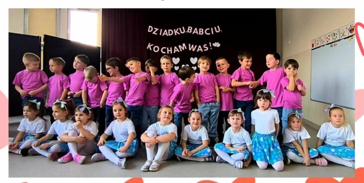 grupa uśmiechniętych dzieci podczas występu