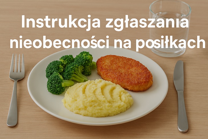 Na zdjęciu widzimy talerz z posiłkiem ustawiony na drewnianym stole. Na talerzu znajdują się trzy składniki: panierowany kotlet, porcja puree ziemniaczanego oraz ugotowany na parze brokuł. Po lewej stronie talerza leży widelec, a po prawej nóż. Nad talerzem stoi szklanka wody. Całość wygląda jak typowy, zbilansowany obiad serwowany w stołówce.
