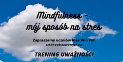 Plakat informuje o treningu uważności (mindfulness) dla uczniów klas VII i VIII, organizowanym przez Poradnię Psychologiczno-Pedagogiczną w Gliwicach. Zajęcia mają na celu wsparcie w radzeniu sobie ze stresem, napięciem i poprawę koncentracji.
