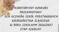 Grafika przedstawia plakat informacyjny dotyczący konkursów kuratoryjnych. Na jasnym, delikatnie teksturowanym tle umieszczono dekoracyjne kwiaty w odcieniach różu, fioletu i żółci. Centralną część grafiki zajmuje czarny, stylizowany napis: „KURATORYJNY KONKURS PRZEDMIOTOWY DLA UCZNIÓW SZKÓŁ PODSTAWOWYCH WOJEWÓDZTWA ŚLĄSKIEGO W ROKU SZKOLNYM 2026/2027 ETAP SZKOLNY”