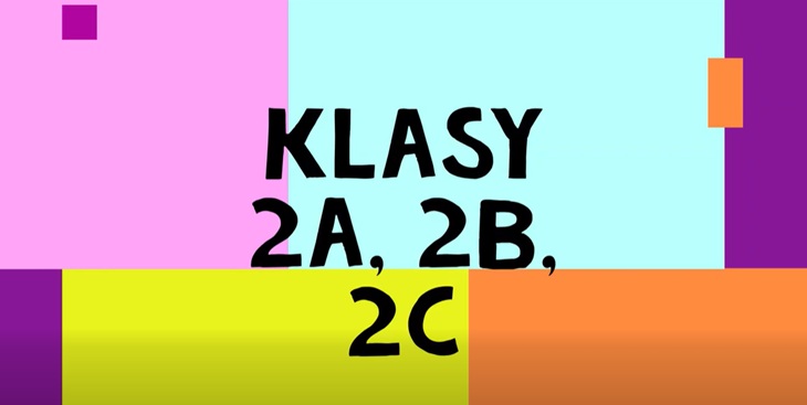 Na grafice znajduje się kolorowe tło z geometrycznymi elementami w odcieniach różu, błękitu, zieleni, pomarańczu i fioletu. W centralnej części umieszczono duży, czarny napis: „KLASY 2A, 2B, 2C” Grafika ma prosty, nowoczesny i radosny charakter, dzięki czemu dobrze nawiązuje do szkolnego projektu przygotowanego przez uczniów klas 2a, 2b i 2c.