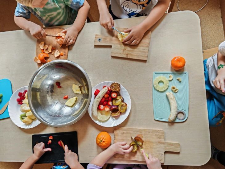 na zdjęciu stół z wyłożonymi produktami owocami i małymi tackami do krojenia