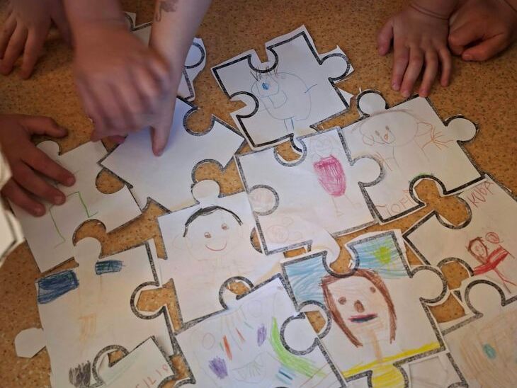 papierowe puzzle z postaciami twarzy dzieci 
