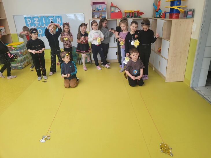 Dzieci z grupy Iskierki podczas zabawy w łowienie złotej rybki