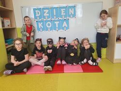 Dzieci z grupy Iskierki na tle tablicy