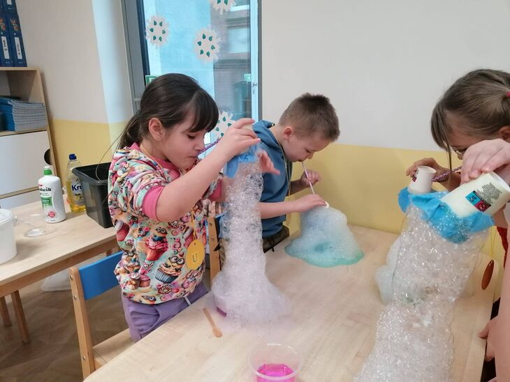 Kropelki robiące eksperymenty z pianą