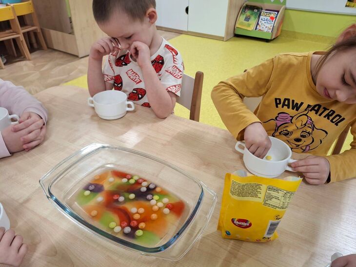 Dzieci z grupy Bąbelki przeprowadzające eksperyment