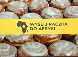 Plakat promuje szkolną akcję charytatywną z okazji Tłustego Czwartku, która odbędzie się 12 lutego pod hasłem „Wyślij pączka do Afryki”. W centralnej części znajduje się zdjęcie pączków z logo akcji. Całość utrzymana jest w jasnej kolorystyce, ozdobiona czerwonymi i różowymi sercami oraz ilustracjami pączków.  Na dole plakatu podano harmonogram sprzedaży: o 9:40 i 10:35 na parterze oraz I i II piętrze, a także o 11:30 i 12:30 na I piętrze.