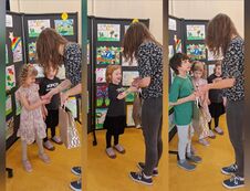 nauczycielka gratulująca wygranym dzieciom oraz wręczająca im upominki i dyplomy