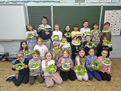 Uczniowie z dumą prezentują własnoręcznie wykonane wieńce wielkanocne. Prace zachwycają pomysłowością i wprowadzają radosną, świąteczną atmosferę.