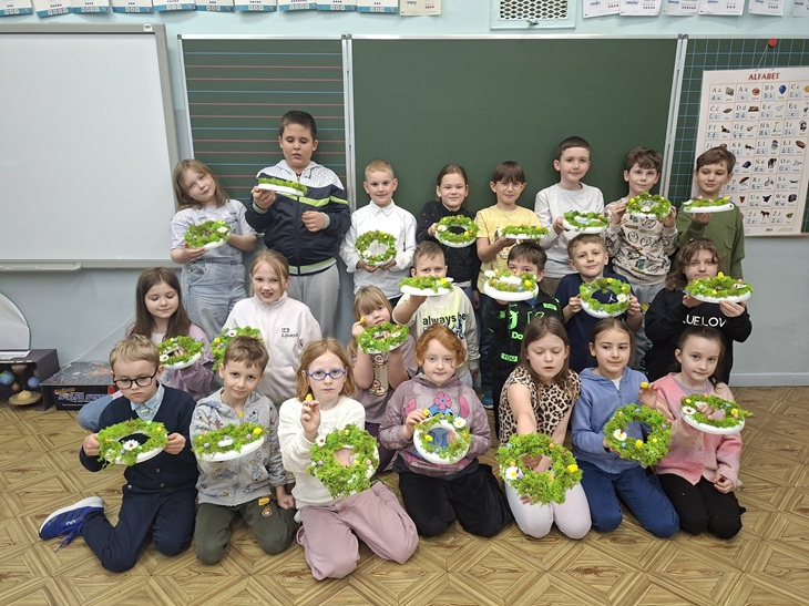 Uczniowie z dumą prezentują własnoręcznie wykonane wieńce wielkanocne. Prace zachwycają pomysłowością i wprowadzają radosną, świąteczną atmosferę.