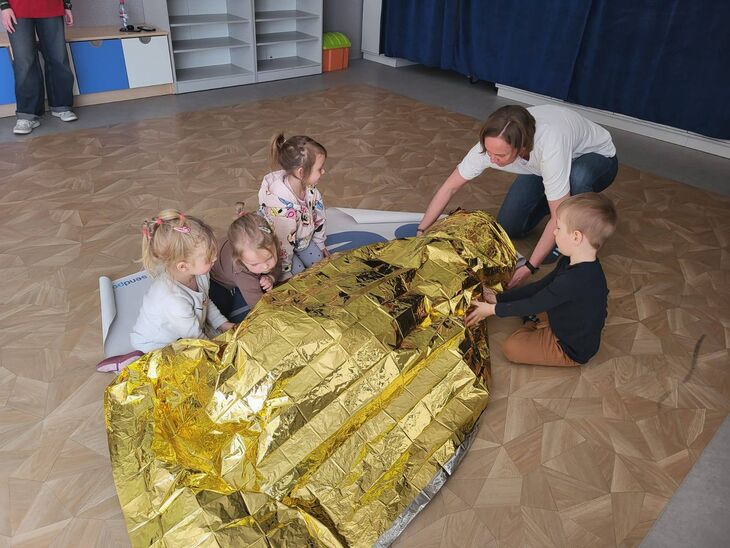 Sloneczka ćwiczące pierwszą pomoc