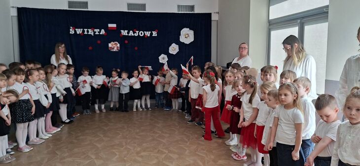 Dzieci podczas obchodów majowych