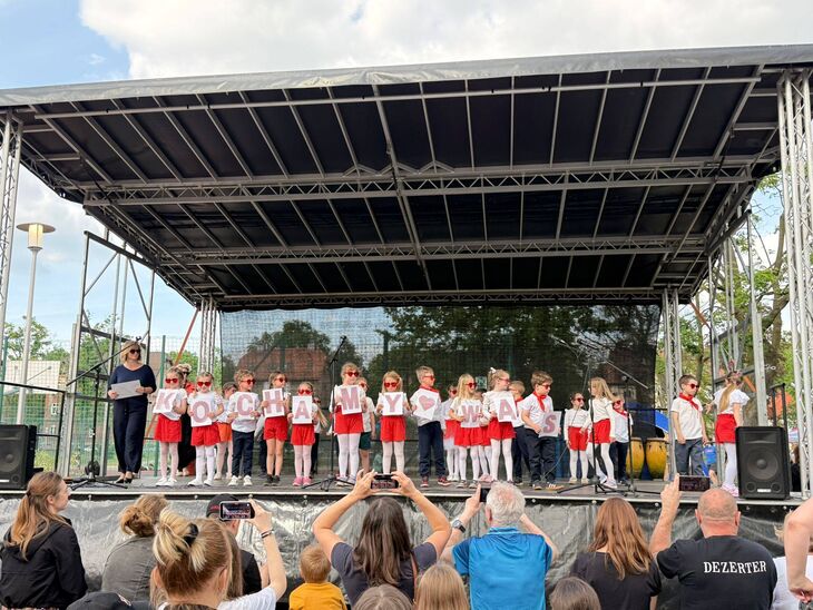 Iskierki podczas występu na festynie