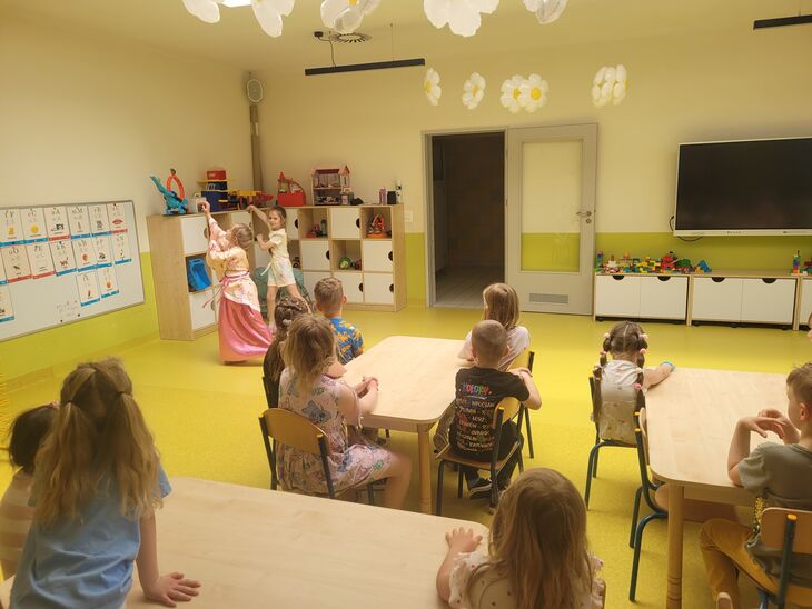 Rebeka i Maja podczas występu na koniec zajęć o Tremku