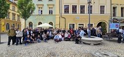 Na zdjęciu widać uczestników wycieczki klas 6 podczas pobytu we Wrocławiu. Uczniowie wraz z opiekunami pozują do wspólnego zdjęcia na rynku otoczonym kolorowymi kamienicami. Większość grupy uśmiecha się do aparatu, co pokazuje dobrą atmosferę i radość ze wspólnie spędzonego czasu.  W tle można dostrzec zabytkową zabudowę oraz klimatyczne uliczki Wrocławia, które podkreślają wyjątkowy charakter miasta. To pamiątkowe zdjęcie doskonale oddaje atmosferę wyjazdu pełnego atrakcji, integracji i wspólnych przeżyć.