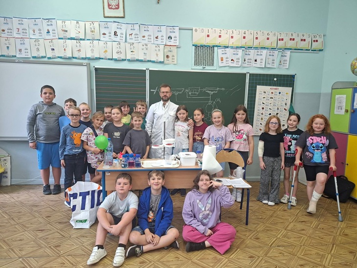 Na zdjęciu uczniowie klasy 2a uczestniczą w spotkaniu ze specjalistą w ramach projektu „Poznajemy zawody naszych rodziców”. Dzieci miały okazję obserwować ciekawe doświadczenia i zdobywać wiedzę poprzez bezpośredni kontakt z praktykiem. Spotkanie było wartościową lekcją, która wzbudziła duże zainteresowanie uczniów.