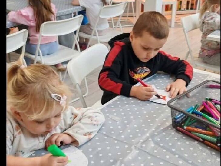 grupa dzieci w bibliotece