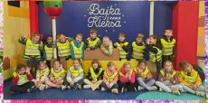 grupa dzieci na wycieczce w odblaskowych kamizelkach