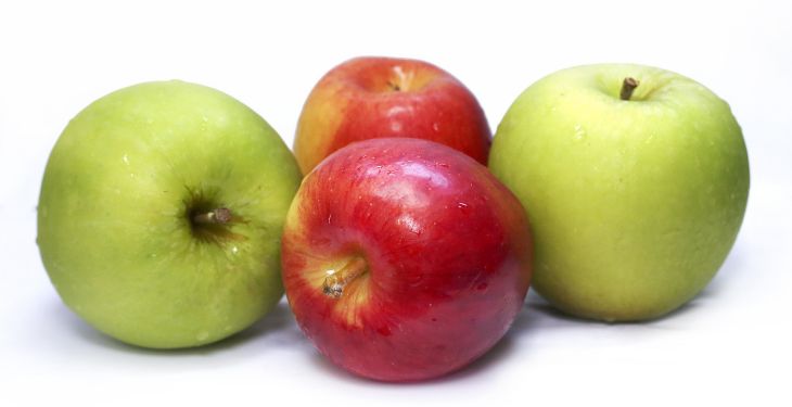 Dwa zielone i dwa czerwone jabłka