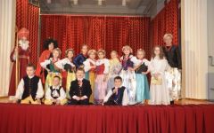 dzieci na scenie pozują w strojach regionalnych