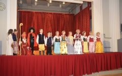 dzieci na scenie pozują w strojach regionalnych