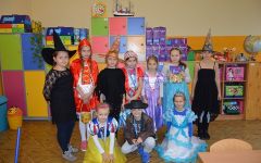 Grupa dzieci w strojach z bajek